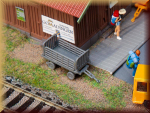 Faller 180990 2 Bahnsteigwagen, grau - Bild